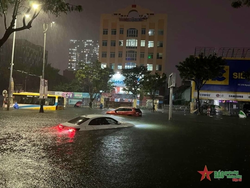 Đà Nẵng mưa lớn kéo dài, nhiều khu vực ngập sâu, giao thông tê liệt